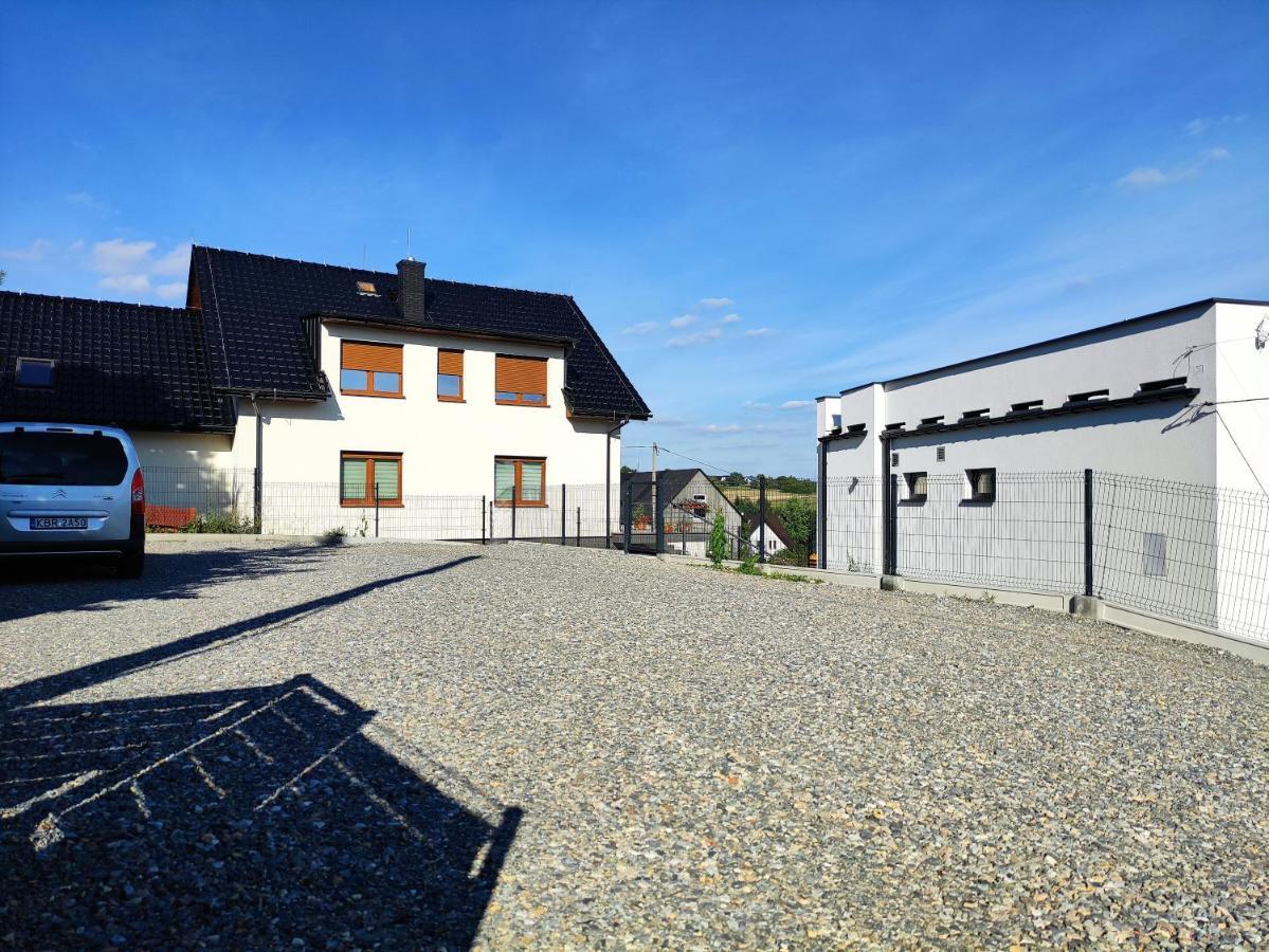 Appartement Trzy Male Drzewka à Wielka Wies  Extérieur photo